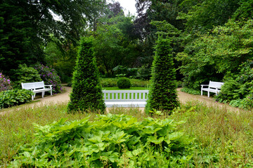 Idyllischer Sitzplatz im Park, Ort der Ruhe und Erholung, weiße Parkbank, Botanischer Garten in Gütersloh, Gartengestaltung