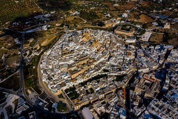 Die Stadt Ostuni in Italien aus der Luft