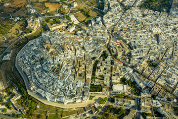Die Stadt Ostuni in Italien aus der Luft