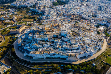 Die Stadt Ostuni in Italien aus der Luft