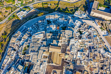 Fototapeta premium Die Stadt Ostuni in Italien aus der Luft