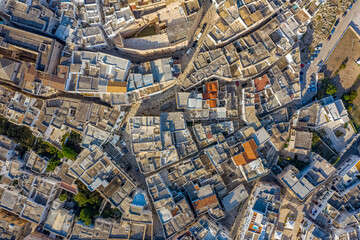 Fototapeta premium Die Stadt Ostuni in Italien aus der Luft