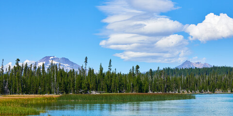 Fototapeta premium Panoramic view of the Hosmer Lake with South Sister and Broken Top mountains on background in Central Oregon.