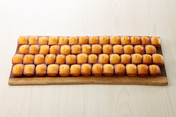 綺麗に隙間なく並べられたフィナンシェ
