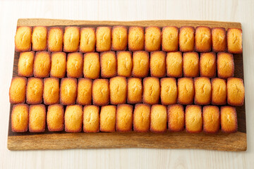 綺麗に隙間なく並べられたフィナンシェ