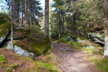 Wanderweg zwischen Felsen im Fichtelgebirge