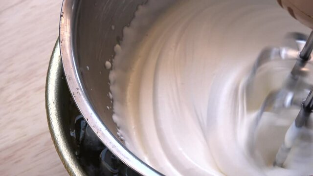 生クリーム  泡立て器  お菓子作り 4K / Whisking cream. Whipped cream. Closeup shot.