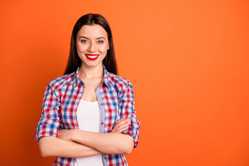 Obraz premium Portrait of her she nice-looking attractive content cheerful cheery straight-haired girl wearing checked shirt folded arms good mood isolated over bright vivid shine vibrant orange color background