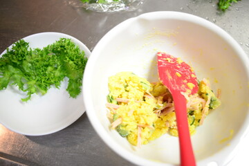 ポテトサラダを作るキッチン