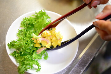 ポテトサラダを盛る