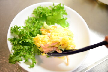 盛り付け途中のポテトサラダ