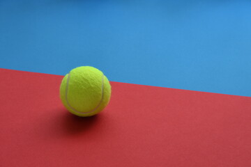 テニスボール　背景赤と青