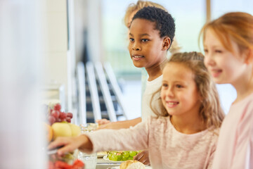 Gruppe Kinder am Büffet in der Cafeteria