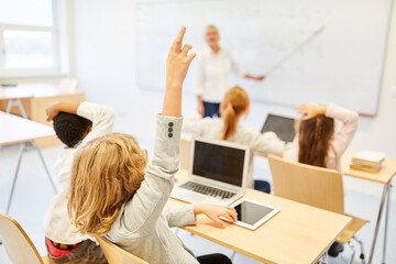 Kinder einer Grundschule im Computer Unterricht