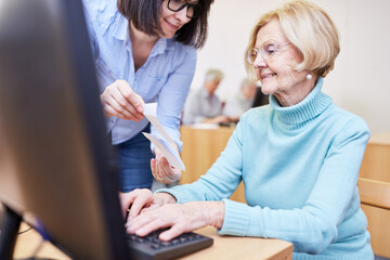 VHS lecturer helps senior citizen in computer course