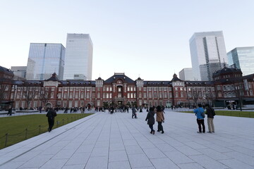 Obraz premium 東京駅の人並み