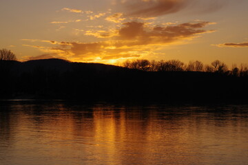 Fototapeta na wymiar Golden Sunset on the river