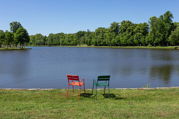 Deux chaises métalliques au bord d'un lac