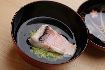 料亭の一品料理、鯛のお吸い物