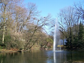 Wasserfontäne  in einem herbstlichen See