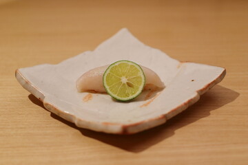 料亭の和食、白身魚の寿司
