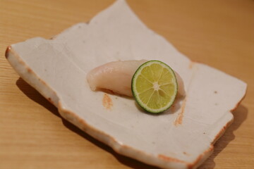 料亭の和食、白身魚の寿司