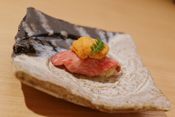 料亭の和食、和牛とウニの寿司