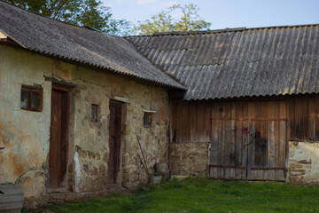 Fototapeta na wymiar old barn in the village