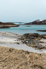 Norweska wyspa Sommaroy - widok na most prowadzący na wyspę - obrazy, fototapety, plakaty