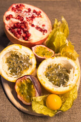 tropischer Früchte Teller - Maracuja, Papaya, Physialis, Granatapfel, Passion Fruit