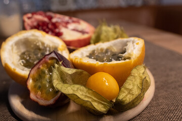 tropischer Früchte Teller - Maracuja, Papaya, Physialis, Granatapfel, Passion Fruit