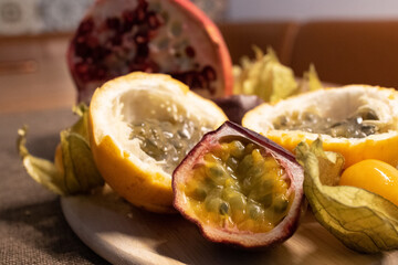 tropischer Früchte Teller - Maracuja, Papaya, Physialis, Granatapfel, Passion Fruit