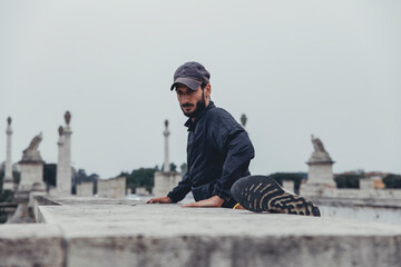 giovane atleta concentrato esegue un esercizio di allungamento della gamba sinistra durante una...