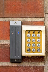 Ziffernblock als Zutrittskontrolle mit weißen Tasten und gelben Hintergrund