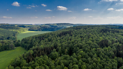 Fototapeta na wymiar Wald- und Wiesenlandschaft - Luftaufnahme
