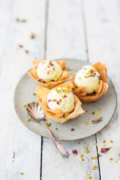 Pistazieneis mit getrockneten Rosenbl&uuml;ten im knusprigen Yufka-Sch&auml;lchen