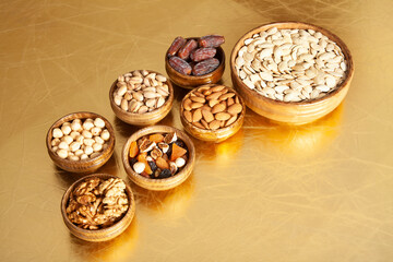 mixed nuts and dried fruits