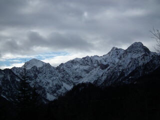 Obraz premium High dangerous mountains on a cold winter day.