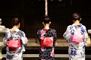 日本の神社でお参りする美しい浴衣の女性
