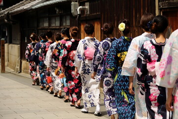 日本の下町の街並み、美しい浴衣の女性たち