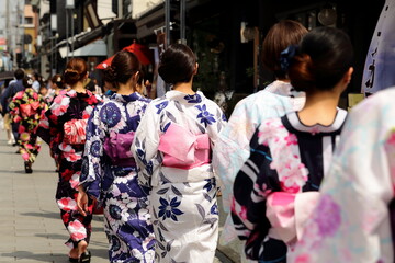 日本の下町の街並み、美しい浴衣の女性たち