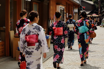 日本の下町の街並み、美しい浴衣の女性たち