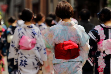 日本の下町の街並み、美しい浴衣の女性たち