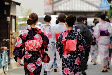 日本の美しい浴衣の女性たち