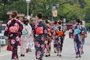 日本の美しい浴衣の女性たち