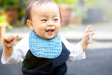 砂遊びで大はしゃぎしている子供　砂を握って大喜び