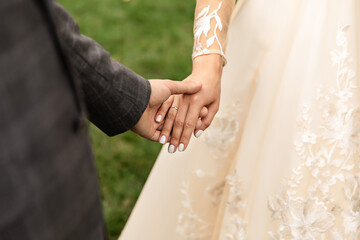 Obraz na płótnie Canvas Wedding couple, bride and groom holding hands, beautiful wedding day