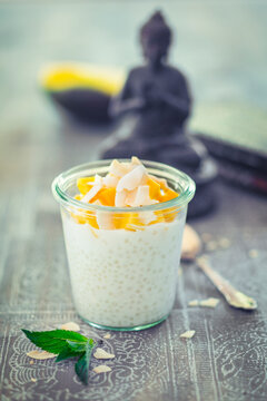 Tapioka-Kokospudding mit Mango und Kokoschips (vegan)