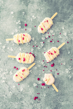 Popsicles mit Himbeer-Buttermilch-Eis