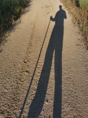 Sombra sobre camino de tierra